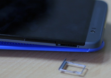 Khay thẻ nhớ bố trí bên cạnh phải giống M8