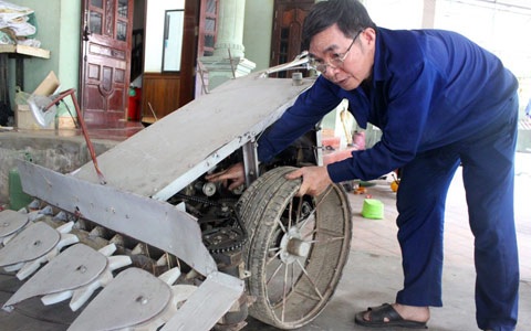 Chiếc máy gặt làm từ động cơ xe máy, giúp cho người nông dân tiết kiệm thời gian và sức lực.