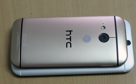 HTC One Mini 2 đọ dáng cùng đàn anh M8