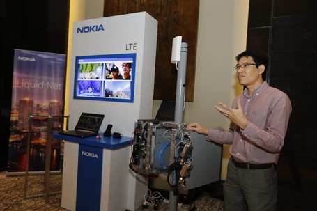 Việt Nam đã sẵn sàng cho 4G LTE? - 2 Đại diện Nokia Networks đang thử nghiệm tốc độ khủng khiếp của 4G LTE