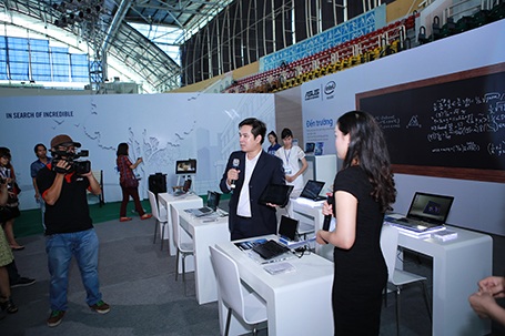 Đồng hồ ZenWatch bất ngờ xuất hiện tại triển lãm Asus Expo 2014 - 3 Bảo Khánh