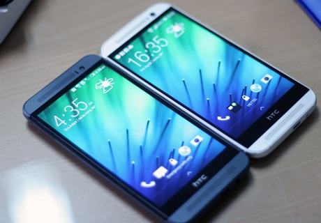 So sánh HTC M8 (màu trắng) và E8