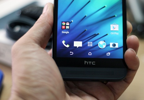 Mặt trước của thiết bị có loa BoomSound và camera 5MP