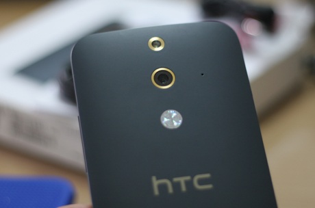 So sánh HTC M8 (màu trắng) và E8