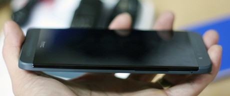 Cạnh phải của máy