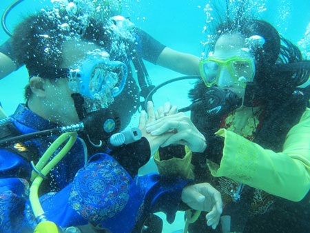 Nha Trang: 10 cặp đôi cùng cưới... dưới nước - 7 Nha Trang: 10 cặp đôi cùng cưới... dưới nước - 7