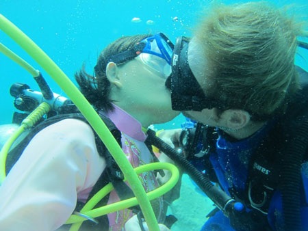 Nha Trang: 10 cặp đôi cùng cưới... dưới nước - 8 Nha Trang: 10 cặp đôi cùng cưới... dưới nước - 8