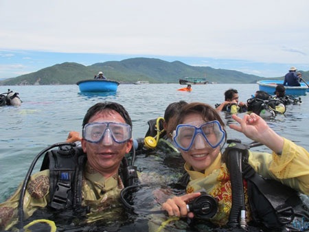 Nha Trang: 10 cặp đôi cùng cưới... dưới nước - 2 Nha Trang: 10 cặp đôi cùng cưới... dưới nước - 2