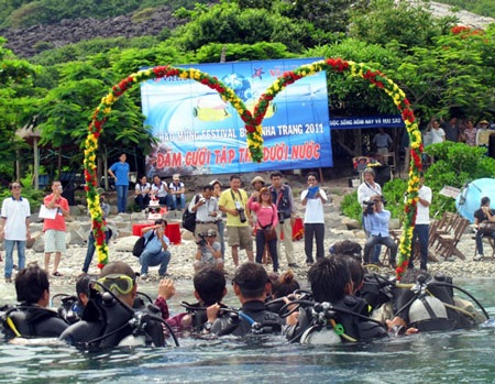 Nha Trang: 10 cặp đôi cùng cưới... dưới nước - 4 Nha Trang: 10 cặp đôi cùng cưới... dưới nước - 4