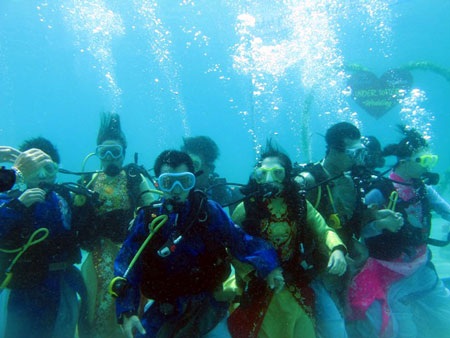 Nha Trang: 10 cặp đôi cùng cưới... dưới nước - 5 Nha Trang: 10 cặp đôi cùng cưới... dưới nước - 5