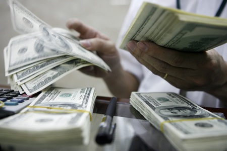 Thị trường USD tự do: Giá tăng cao, bán mua nhộn nhịp - 1 Thị trường USD tự do: Giá tăng cao, bán mua nhộn nhịp - 1