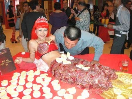 Bữa ăn trên cơ thể người mẫu giá 5 triệu đồng - 2