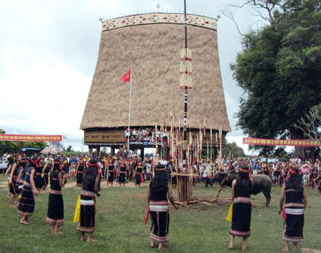 Khánh thành Nhà Rông lớn nhất Tây Nguyên - 2 Khánh thành Nhà Rông lớn nhất Tây Nguyên - 2