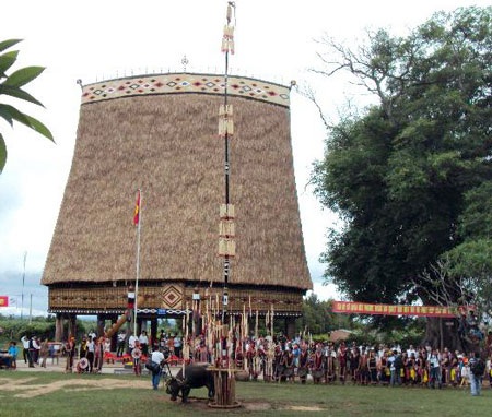 Khánh thành Nhà Rông lớn nhất Tây Nguyên - 1 Khánh thành Nhà Rông lớn nhất Tây Nguyên - 1