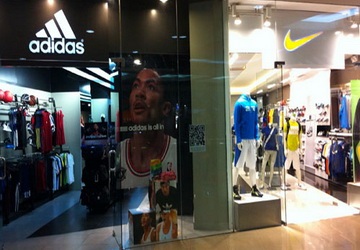 Tín đồ hàng hiệu giật mình vì quần áo chứa độc - 1