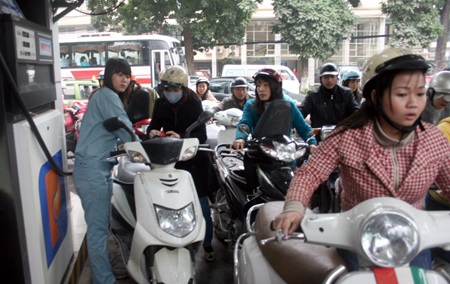 So giá xăng VN với khu vực là "khập khiễng" và "thiếu thuyết phục" - 1 So giá xăng VN với khu vực là "khập khiễng" và "thiếu thuyết phục" - 1