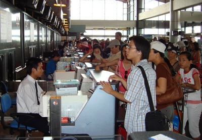 “Cháy” vé máy bay, tàu hỏa mùa cao điểm - 1 “Cháy” vé máy bay, tàu hỏa mùa cao điểm - 1