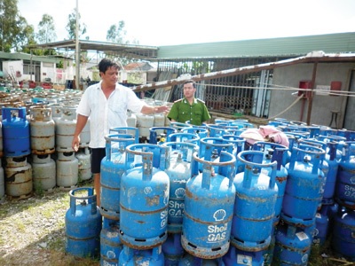 Khởi tố vụ án sang chiết gas giả quy mô lớn - 1 Khởi tố vụ án sang chiết gas giả quy mô lớn - 1