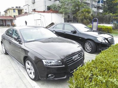 Kỳ lạ thôn nghèo sở hữu cả đội xe sang  - 1