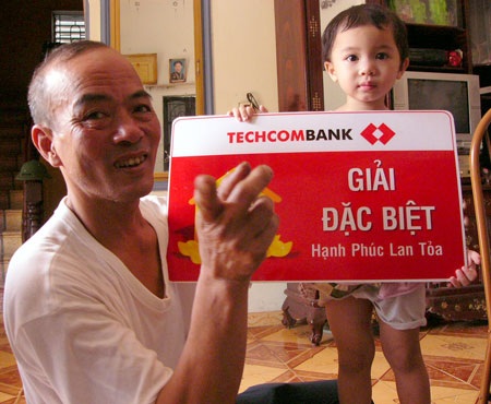 “Khách hàng kỹ tính” trúng thưởng hai tỷ đồng - 1