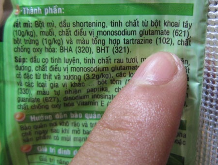 "Cuộc chiến mì gói": Vua cũng ăn... phẩm màu! - 2 "Cuộc chiến mì gói": Vua cũng ăn... phẩm màu! - 2
