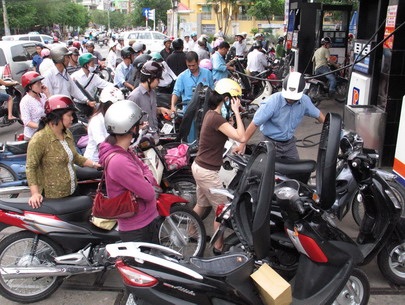 Xăng bất ngờ giảm 500 đồng/lít - 1 Xăng bất ngờ giảm 500 đồng/lít - 1