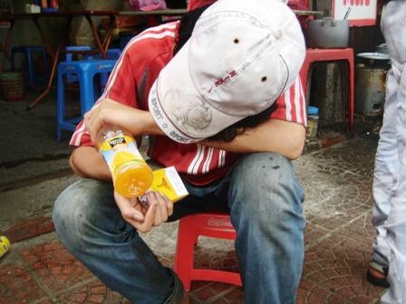 Lần tìm thân phận cậu trai bị chị gái "dẫn" vào đời - 1