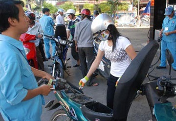 Bao giờ giảm giá xăng dầu? - 1 Bao giờ giảm giá xăng dầu? - 1