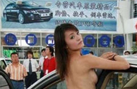 "Câu" khách mua ô tô bằng... người mẫu khỏa thân? - 1