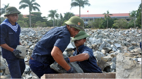 Những viên đá đầu tiên xuống tàu ra Trường Sa - 1 Những viên đá đầu tiên xuống tàu ra Trường Sa - 1