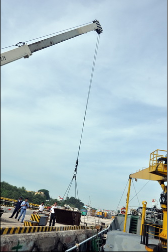 Những viên đá đầu tiên xuống tàu ra Trường Sa - 2 Những viên đá đầu tiên xuống tàu ra Trường Sa - 2