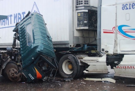 Tai nạn liên hoàn, QL1A kẹt cứng hàng giờ - 1 Tai nạn liên hoàn, QL1A kẹt cứng hàng giờ - 1