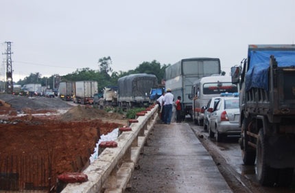 Tai nạn liên hoàn, QL1A kẹt cứng hàng giờ - 2 Tai nạn liên hoàn, QL1A kẹt cứng hàng giờ - 2