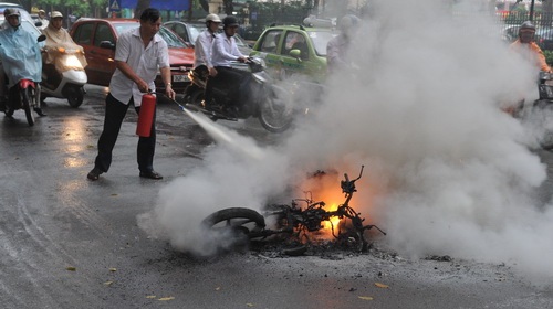 Xe Air Blade cháy ngùn ngụt trên phố - 1