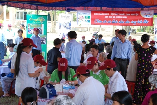 Hơi ấm từ đất liền gửi ra biển đảo - 1