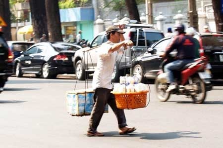 Những gánh hàng rong trên phố Sài Gòn - 3 Những gánh hàng rong trên phố Sài Gòn - 3