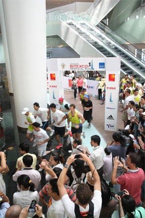 Chạy bộ chinh phục toà tháp cao nhất Việt Nam - 1 Chạy bộ chinh phục toà tháp cao nhất Việt Nam - 1