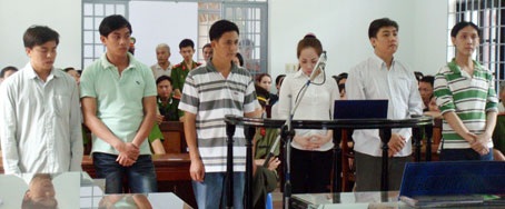 Án nặng cho 3 công an nhận hối lộ - 1 Án nặng cho 3 công an nhận hối lộ - 1