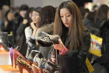 Mua hàng hiệu trong "thời buổi mặc cả" - 1