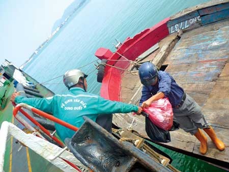Hợp tác xã... gom rác trên biển - 1