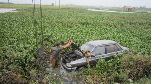 Ôtô “lội” sông - 1