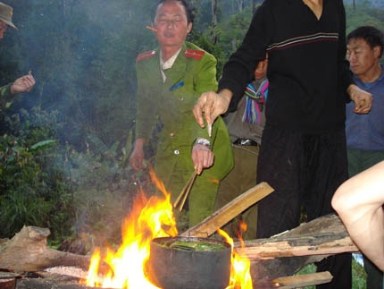 Ăn rừng, ngủ thác tìm diệt “hoa giết người” - 2 Ăn rừng, ngủ thác tìm diệt “hoa giết người” - 2