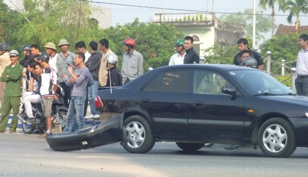 Ô tô đi ăn hỏi đâm vào xe quân đội  - 1