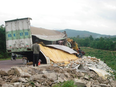 Lật xe chở nhãn, 2 người chết thảm - 1