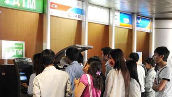 ATM dịp Tết: Vừa rút tiền vừa run - 1 ATM dịp Tết: Vừa rút tiền vừa run - 1
