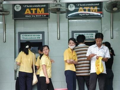 Không bịt mặt khi rút tiền tại máy ATM - 1 Không bịt mặt khi rút tiền tại máy ATM - 1