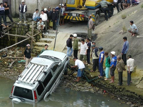 Quý bà ôm vô lăng xe… phi xuống sông! - 1