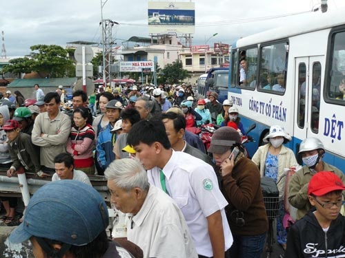 Quý bà ôm vô lăng xe… phi xuống sông! - 2