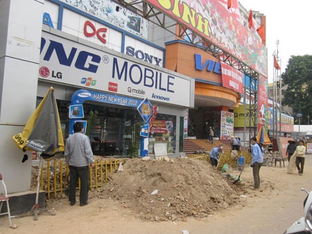 “Chiến sự” leo thang ở trung tâm thương mại Vinaconex Plaza - 3 “Chiến sự” leo thang ở trung tâm thương mại Vinaconex Plaza - 3