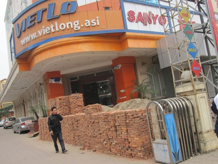 “Chiến sự” leo thang ở trung tâm thương mại Vinaconex Plaza - 1 “Chiến sự” leo thang ở trung tâm thương mại Vinaconex Plaza - 1